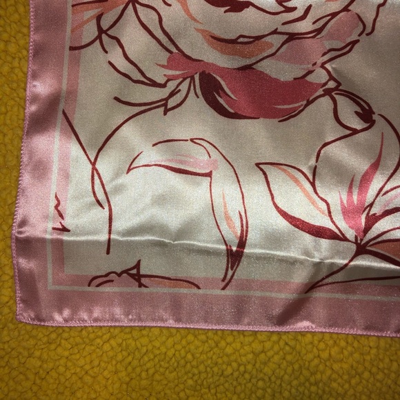Square roses Silk scarf - Picture 4 of 8